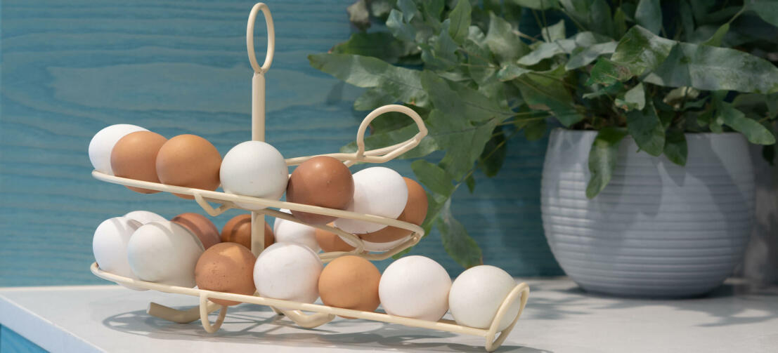 En krem Omlet egg skelter full av ferske egg på et kjøkken
