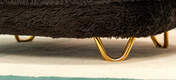 Et nærbilde av Go ld hårnål tilpassbare føtter på donut katteseng