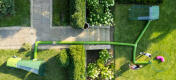Dronebilde av Zippi løpegård, lekegrind og tunnelsystem satt opp i en hage.
