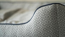 Detalj av en rede-seng med bikakeskiferprint og sengerør