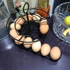 Et svart egg helter skelter med massevis av ferske egg på
