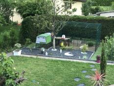 En anlagt hage med et stort grønt Cube og en walk in run tilknyttet