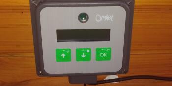 Et bilde av Omlet automatiske døråpnerkontrollpanel.