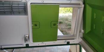 Den automatiske døråpneren for kylling installert i Eglu Cube min.