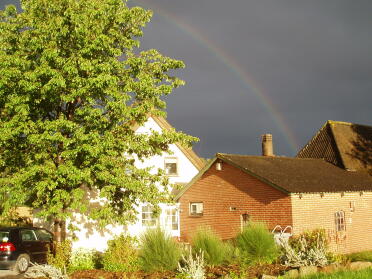 Regnbue over huset vårt