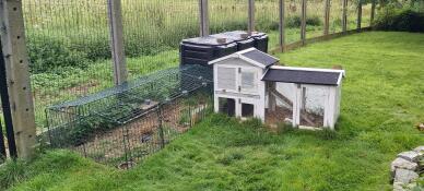 En lav kanininnhegning i en hage