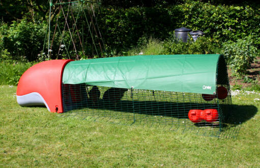 Rød Eglu Classic hønsegård med løp og grønt deksel i full lengde som gir skygge i hagen
