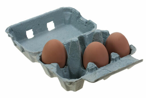 Blå eggeboks med tre egg i