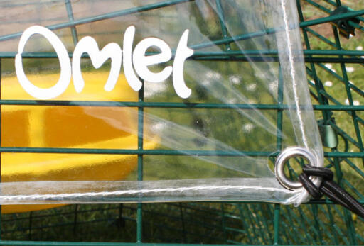 Nærbilde av Omlet klart deksel og strikksnorer på en Eglu Cube hønsegård