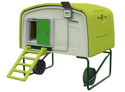 En Autodoor med kontrollpanel på en Eglu Cube stor grønn hønsegård