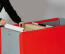 Person montering dummy board i rødt Beehaus