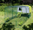 Grønn Eglu Cube hønsegård med løp og klart dekke i hagen