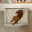 Toppvisning bilde av dachs på Omlet Topology hundeseng med vattert topper