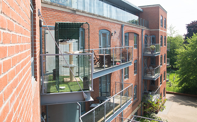 En balkong sett fra avstand som viser hvordan balkong-luftegården enkelt passer inn